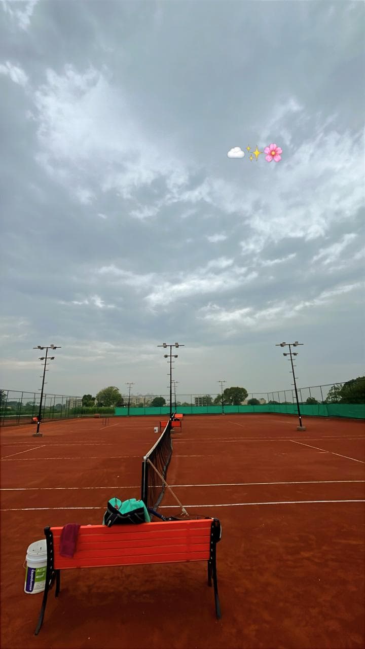 PowerMyTennis clay courts with floodlights